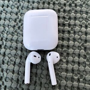 APPLE Air Pods 2 with charging case white used but excellent condition